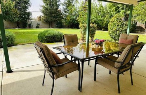 Greenacres House | Spacious home in Bakersfield