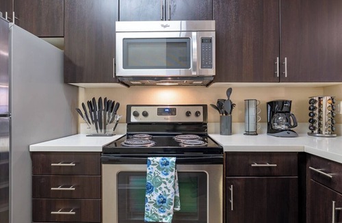Santa Ana Apartment | Spacious Home in South Coast - 1Mi to South Coast Plaza & Irvine - Gym+Pool & EV