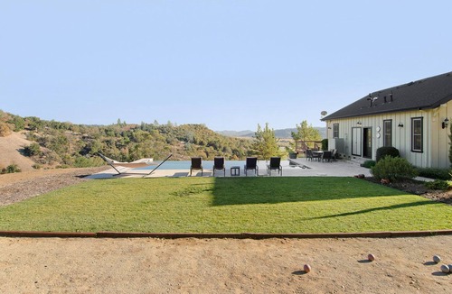 Geyserville House | Spacious Home with Great View and New Infinity Pool/Hot Tub!