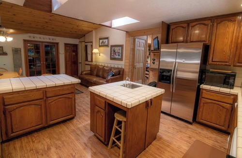 Glencoe House | Spacious Large Homestyle Family Cabin in LMP Arnold