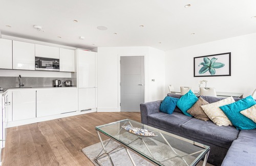Walpole Apartment | Spacious lateral 2 bedroom apartment, 5 minutes from Ealing Broadway station!