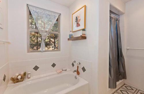 Fox Farm House | Spacious Lodge is Pet friendly all amenities