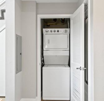 Los Angeles Apartment | Spacious Loft- Hollywood Free Pool, Parking, Gym