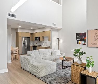 Los Angeles Apartment | Spacious Loft- Hollywood Free Pool, Parking, Gym