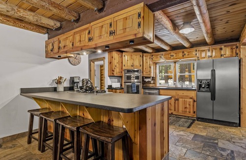 Truckee House | Spacious Log Cabin, Private Hot Tub, Arcade, EV Charger, Shared Pool, Near Lake