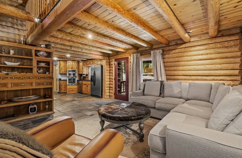 Truckee House | Spacious Log Cabin, Private Hot Tub, Arcade, EV Charger, Shared Pool, Near Lake