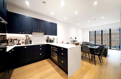 Queen's Park Apartment | Spacious London Townhouse with Parking