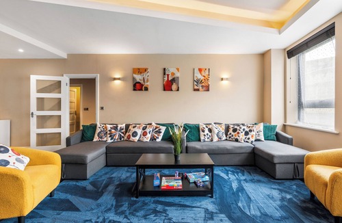 Brighton City Centre Apartment | Spacious Modern 2-Bedroom Apartment in Brighton, Walk to Beach, Sleeps 10
