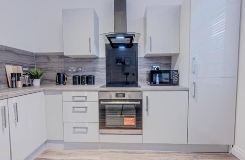 Birmingham City Centre House | Spacious & Modern - 3 Bedroom - Gated - Free Parking - Jewellery Quarter