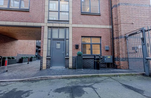 Birmingham City Centre House | Spacious & Modern - 3 Bedroom - Gated - Free Parking - Jewellery Quarter
