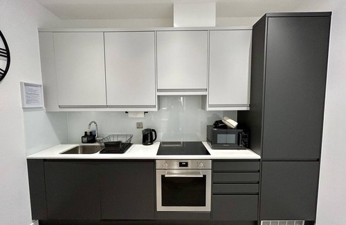 Runnymede Apartment | Spacious Modern Apartment in Addlestone