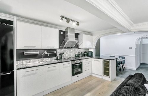 Southsea Apartment | Spacious Modern Beachfront Apartment with Parking