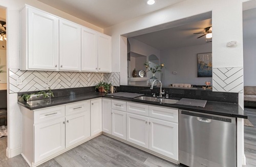 Palmdale House | Spacious Modern Getaway For You