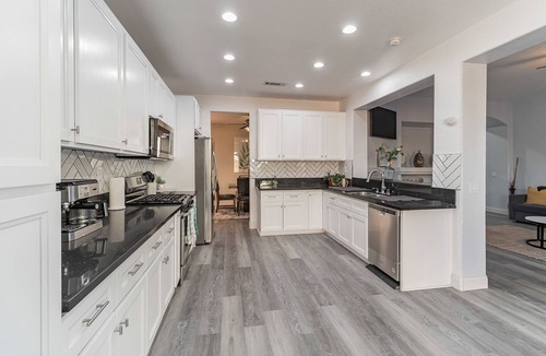 Palmdale House | Spacious Modern Getaway For You