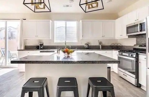 Fontana House | Spacious Modern Home near Sierra Lakes Golf Course