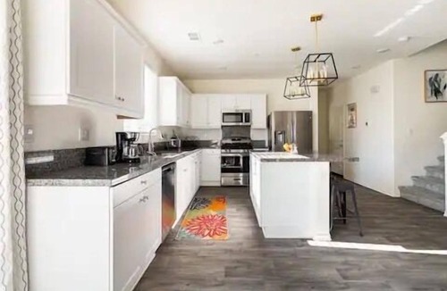 Fontana House | Spacious Modern Home near Sierra Lakes Golf Course