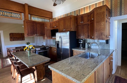 Oakley House | Spacious modernized 5-bedroom farmhouse on vineyard