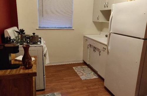 Oleander - Sunset Apartment | Spacious New York Style Studio Apartment Walking Distance to Hospitals