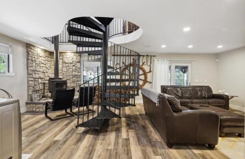 Groveland House | Spacious Pine Mountain Lake Cabin Rental with Decks