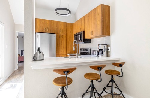 South Redondo Apartment | Spacious Redondo Beach 2BR Loft w/Pool, Gym, steps to Beach, by Blueground