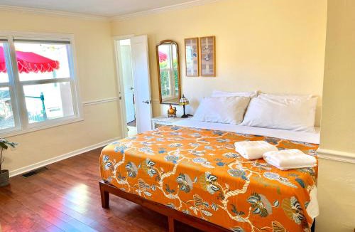 Petaluma House | Spacious Renovated Petaluma Home- Pool Table, Fire Pit, Parking