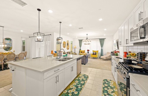 Ontario House | Spacious single house/Large kitchen/6BD/4BA/8beds