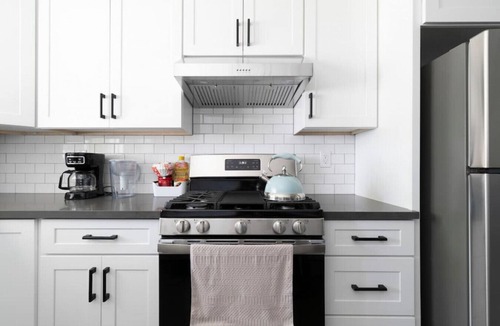 Azusa House | Spacious Sleek New Home in Azusa w/2 King Beds, 2 Luxurious Baths, Full Kitchen, and Gated Parking Spot.