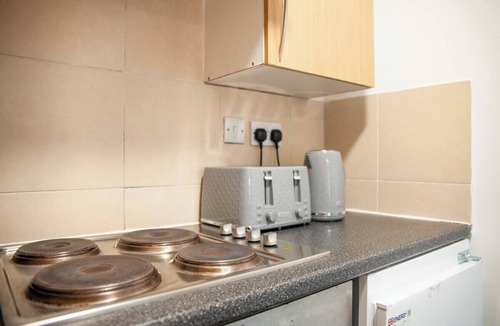 Derby Apartment | Spacious Studio By Eason Stays short Lets Derby