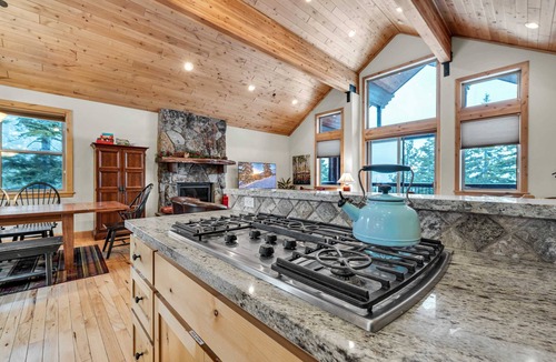 Tahoma House | Spacious Tahoma Retreat with Hot Tub and Game Room