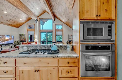 Tahoma House | Spacious Tahoma Retreat with Hot Tub and Game Room