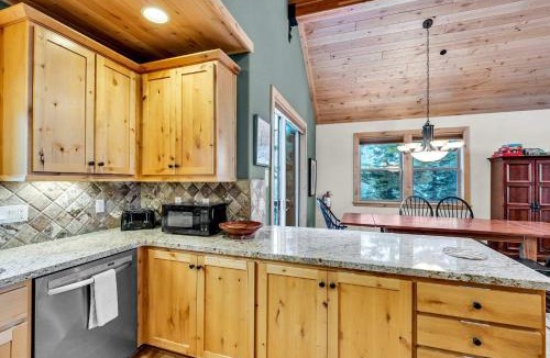 Tahoma House | Spacious Tahoma Retreat with Hot Tub and Game Room