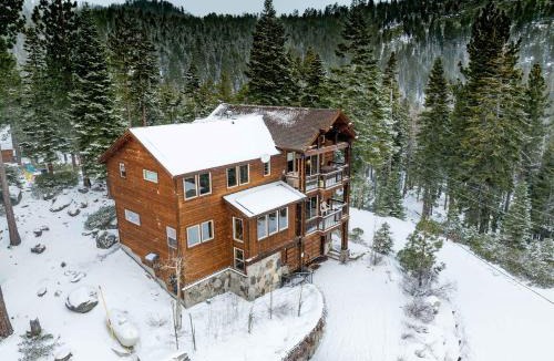 Tahoma House | Spacious Tahoma Retreat with Hot Tub and Game Room