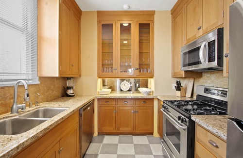 Larchmont Apartment | Spacious, top floor with view of downtown L.A., steps to Larchmont Village!