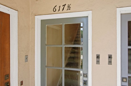 Larchmont Apartment | Spacious, top floor with view of downtown L.A., steps to Larchmont Village!