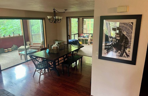 Western House | Spacious, Tranquil “Treehouse” with Sauna and Fireplace