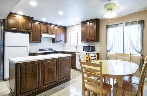 Balboa Island Condo | Spacious upper rear unit in an oceanfront triplex just steps from the Balboa Pier fun!