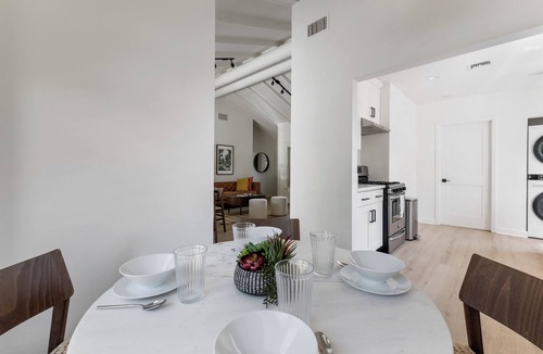 La Crescenta House | Spacious 3BR Family Home with Backyard & Views – La Crescenta Getaway