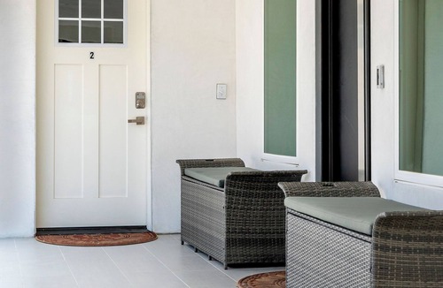 La Crescenta-Montrose House | Spacious Contemporary Suite in La Crescenta-Montrose