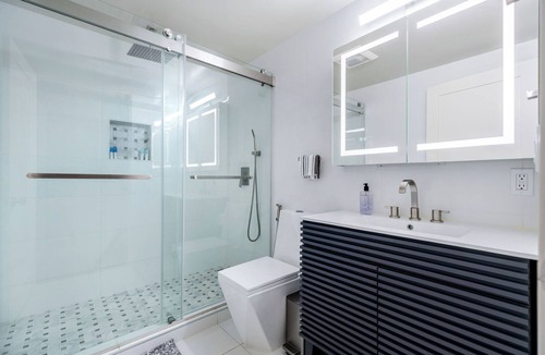 La Crescenta-Montrose House | Spacious Contemporary Suite in La Crescenta-Montrose