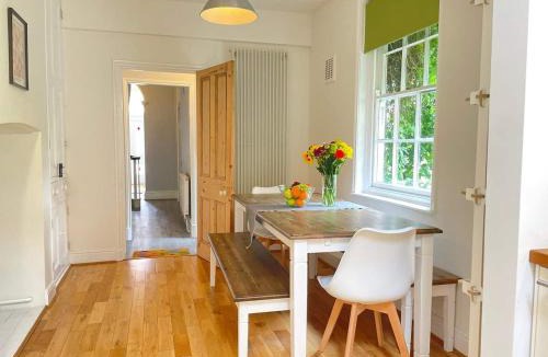 Leicester City Centre House | Spacious Victorian for 10 across Royal Infirmary