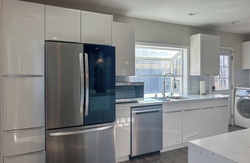 West Los Angeles House | Spacious West LA Home 3BR/3Bath Parking, Backyard