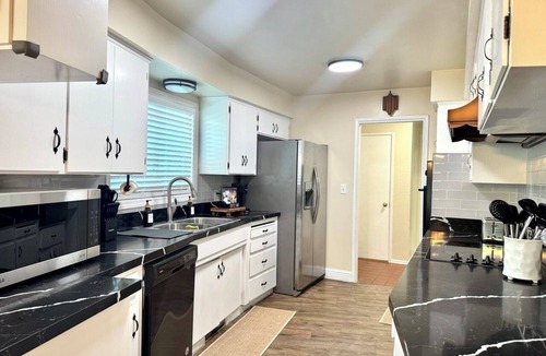 Hanford House | SpaciousHome with King Bed, Game Room & Washer/Dryer