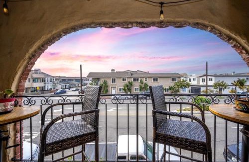 West Newport House | Spanish Castle in Newport Steps to the Sand and Grocery Store