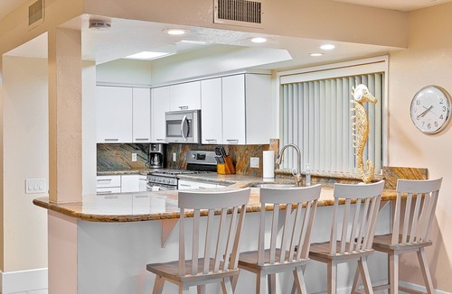 Central Mission Beach Condo | Sparkling 5BD Oceanfront Mission Beach Home! Huge Rooftop Deck, Steps to the Ocean, Parking; Great for Multigenerational families!