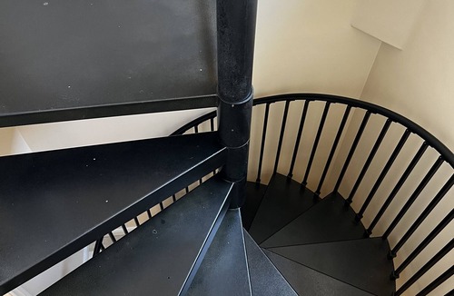 Azusa House | Spiral Staircase guest housen