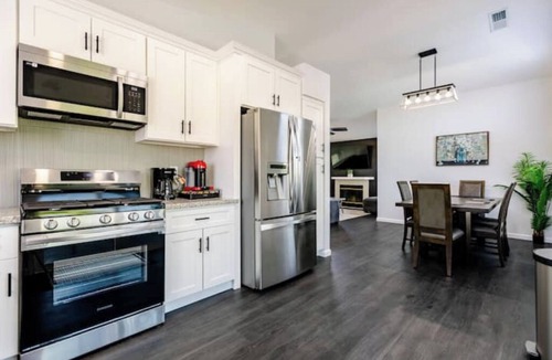 Greenacres House | Split-level NW Bakersfield Home with Outdoor Oasisn