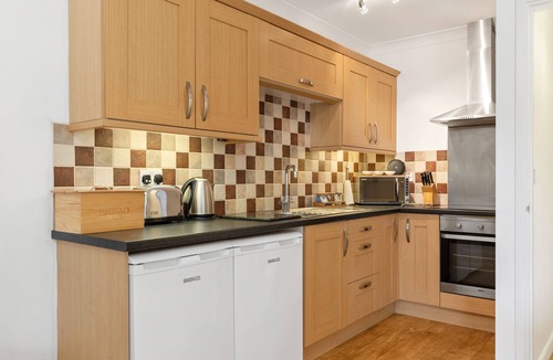 Wiseman's Bridge Apartment | St Helens Apartment 2 - Short Walk to Beach