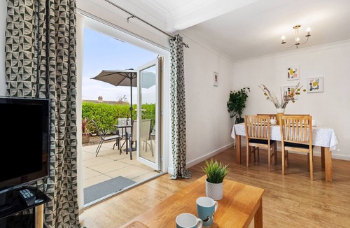 Wiseman's Bridge Apartment | St Helens Apartment 2 - Short Walk to Beach