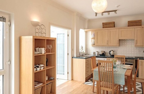 Wadebridge Cottage | ST MARTINS APARTMENT, romantic, with a garden in Rock