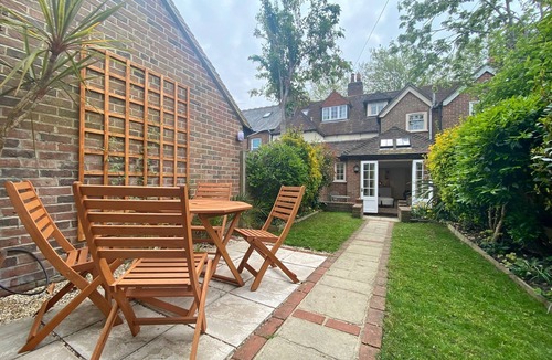 Chichester Cottage | St Pancras - Chichester - a town house that sleeps 6 guests in 3 bedrooms
